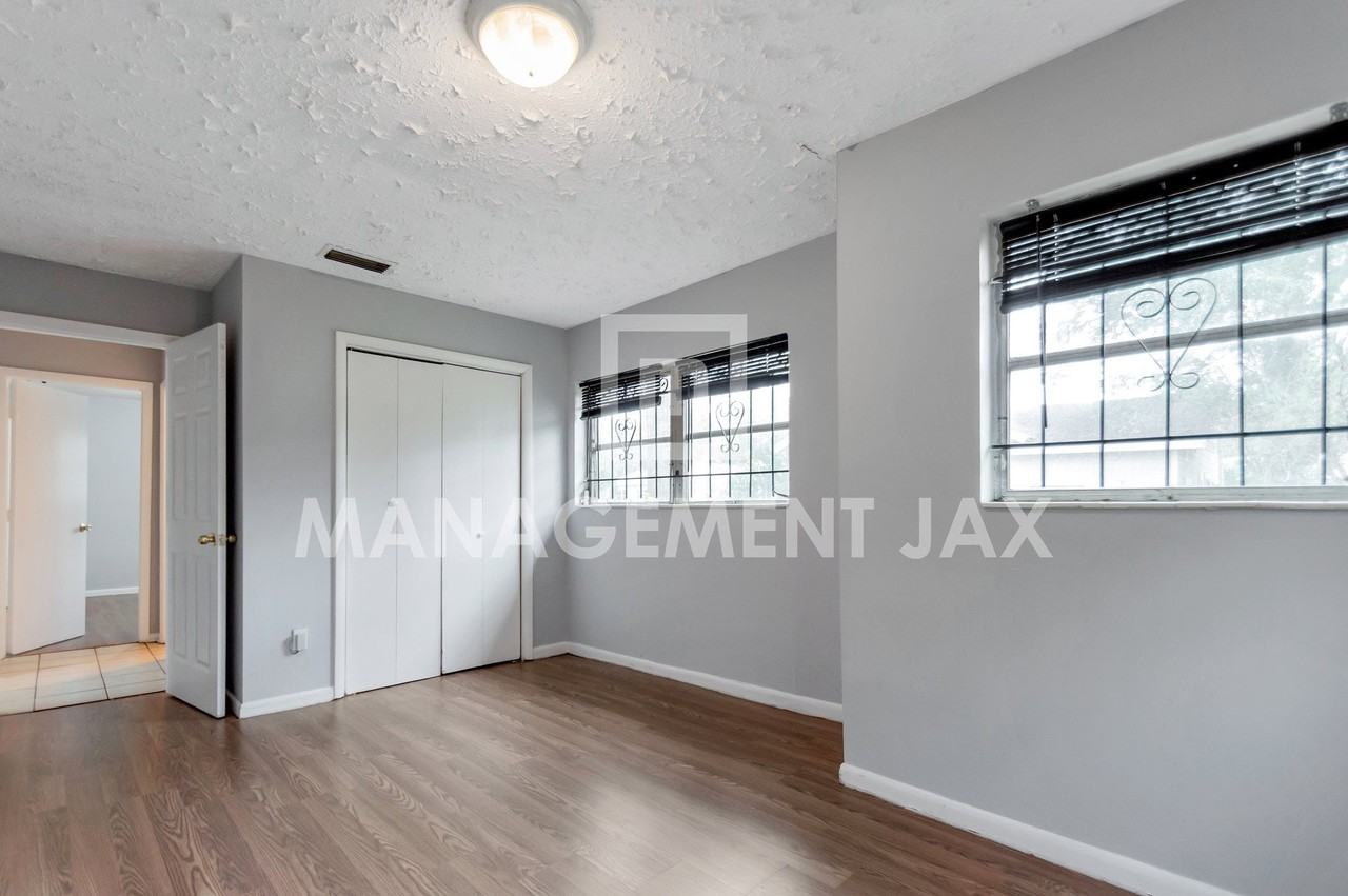 1464 W 6th St #1 - Photo 3 of 13