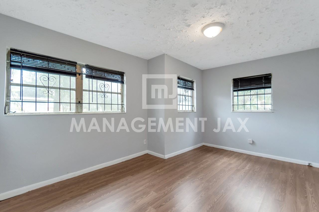 1464 W 6th St #1 - Photo 4 of 13