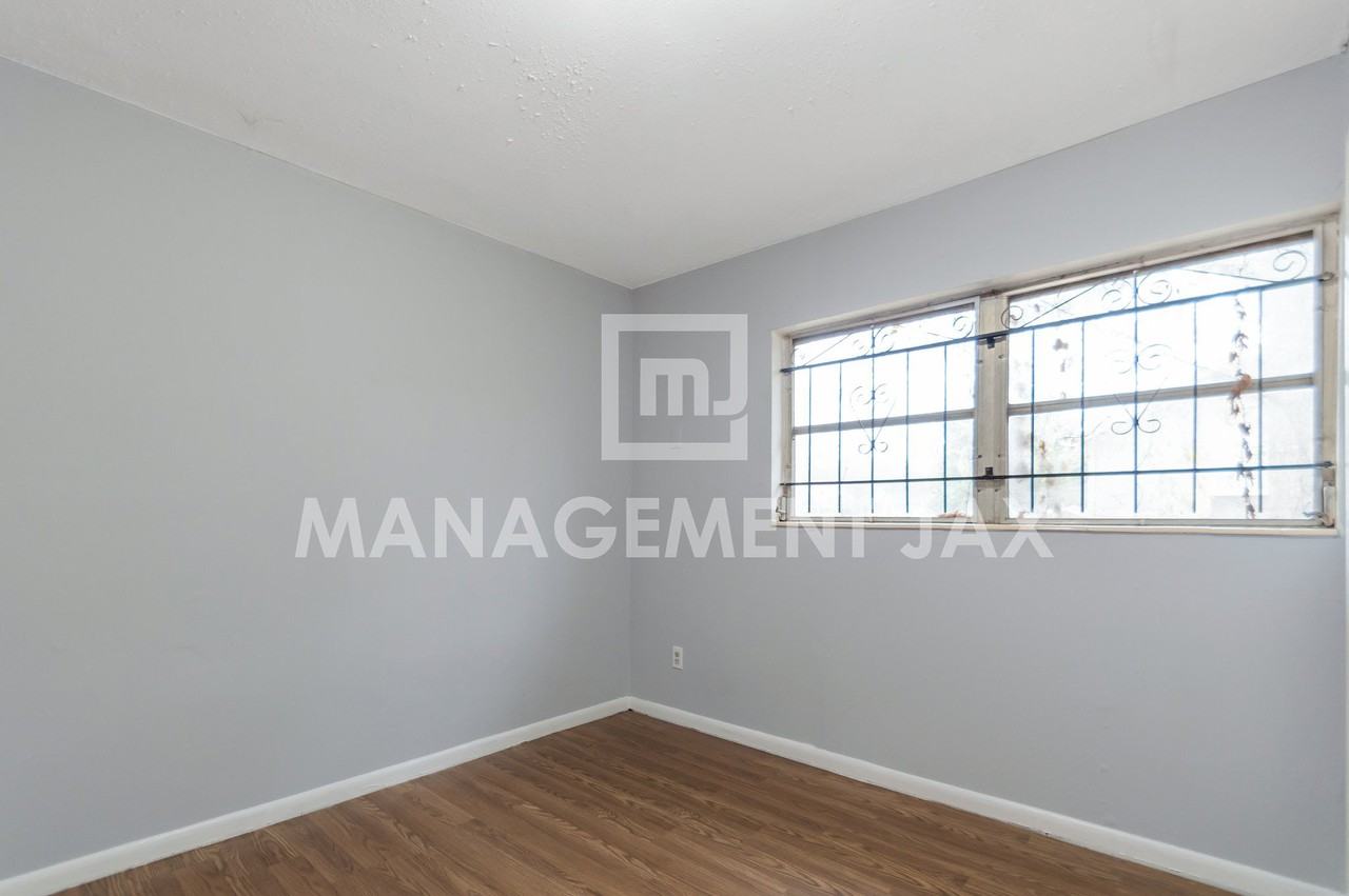1464 W 6th St #1 - Photo 5 of 13