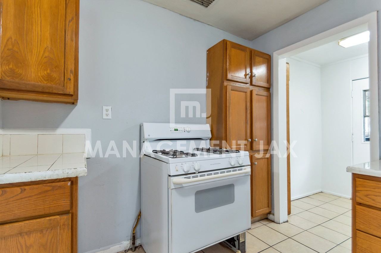 1464 W 6th St #1 - Photo 7 of 13