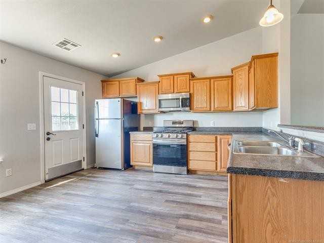 1604 W Elm St #1 - Photo 4 of 10