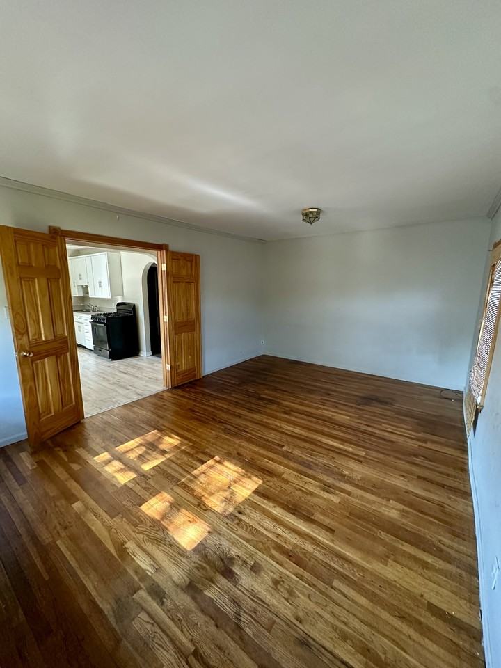 810 E 8th St #C - Photo 3 of 8