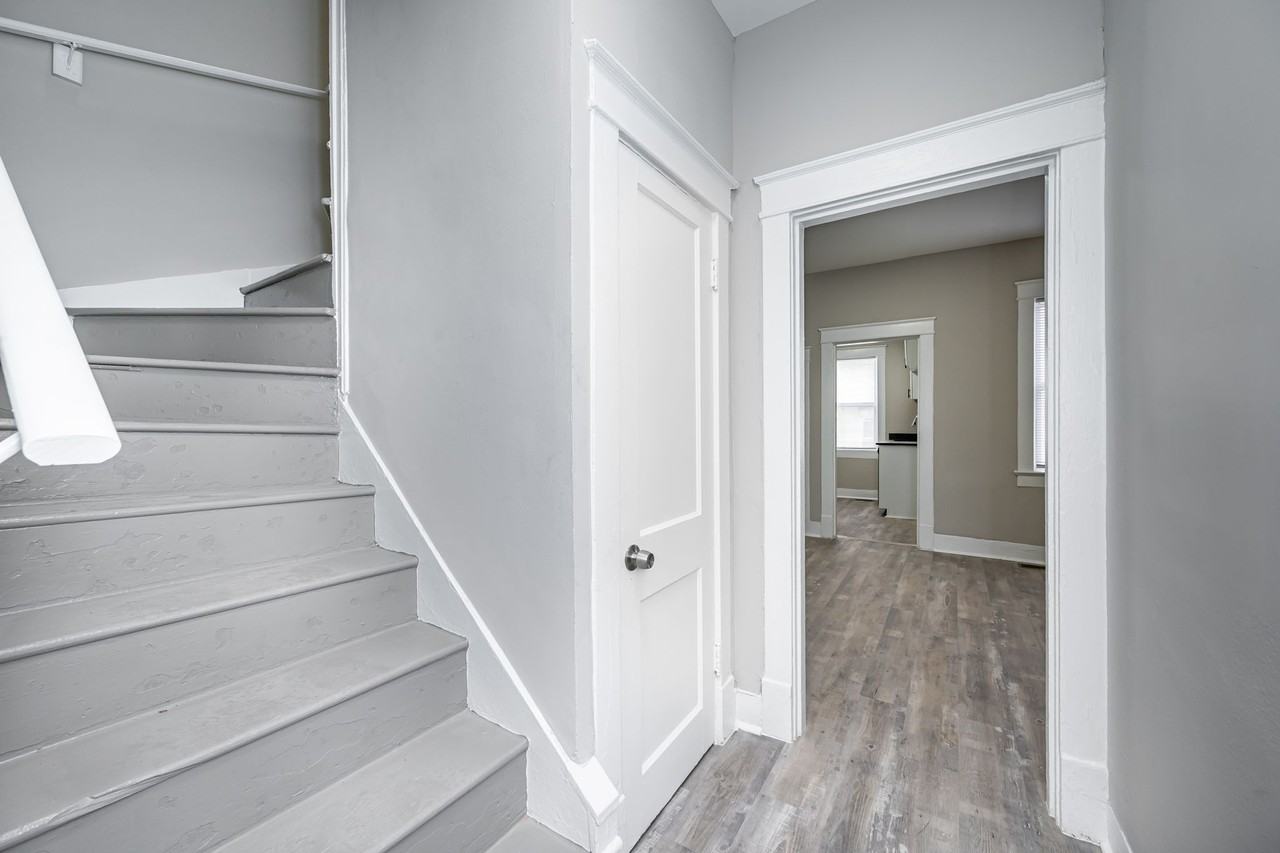 1019 Bank St #1 - Photo 5 of 19