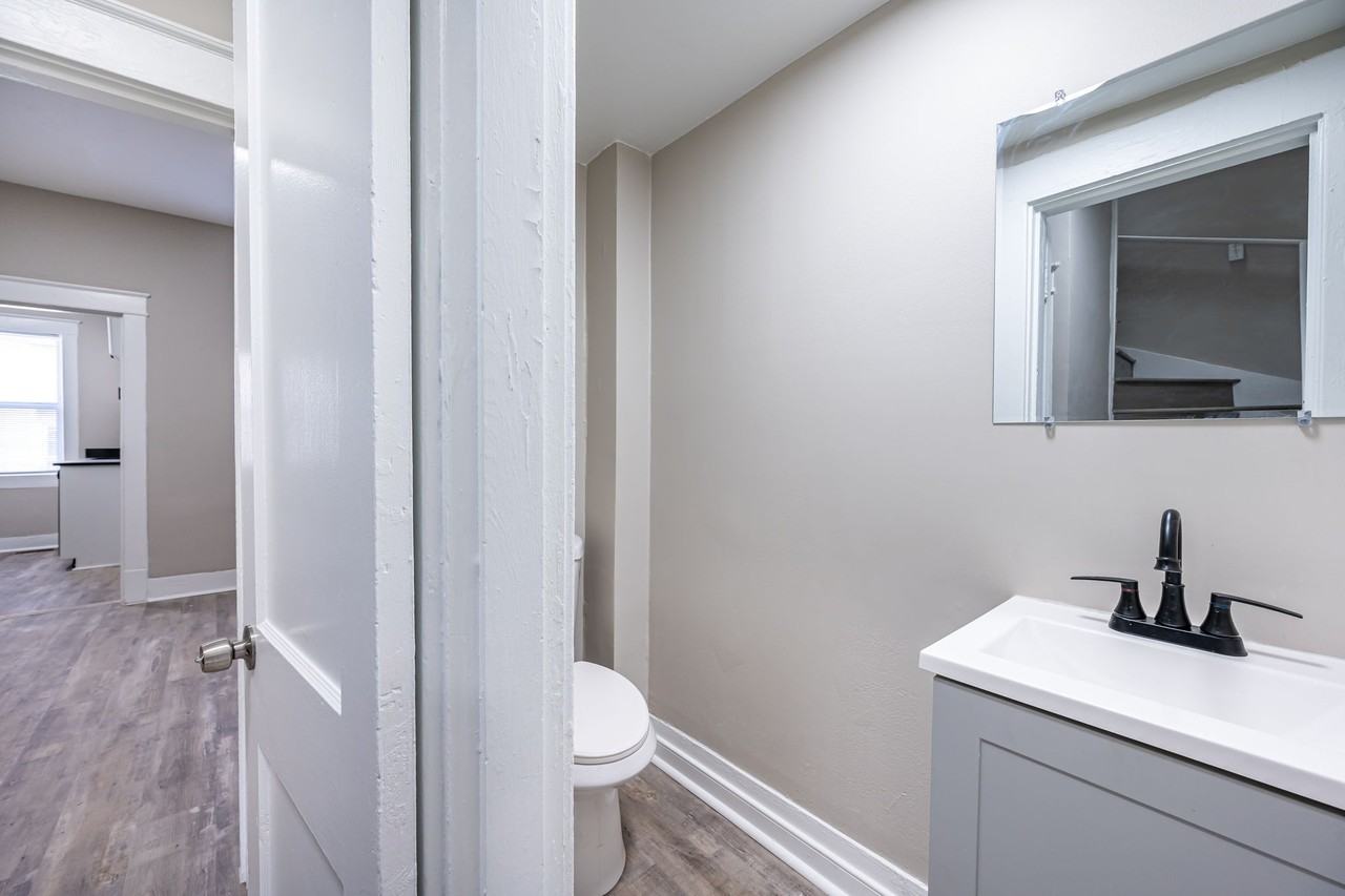 1019 Bank St #1 - Photo 6 of 19