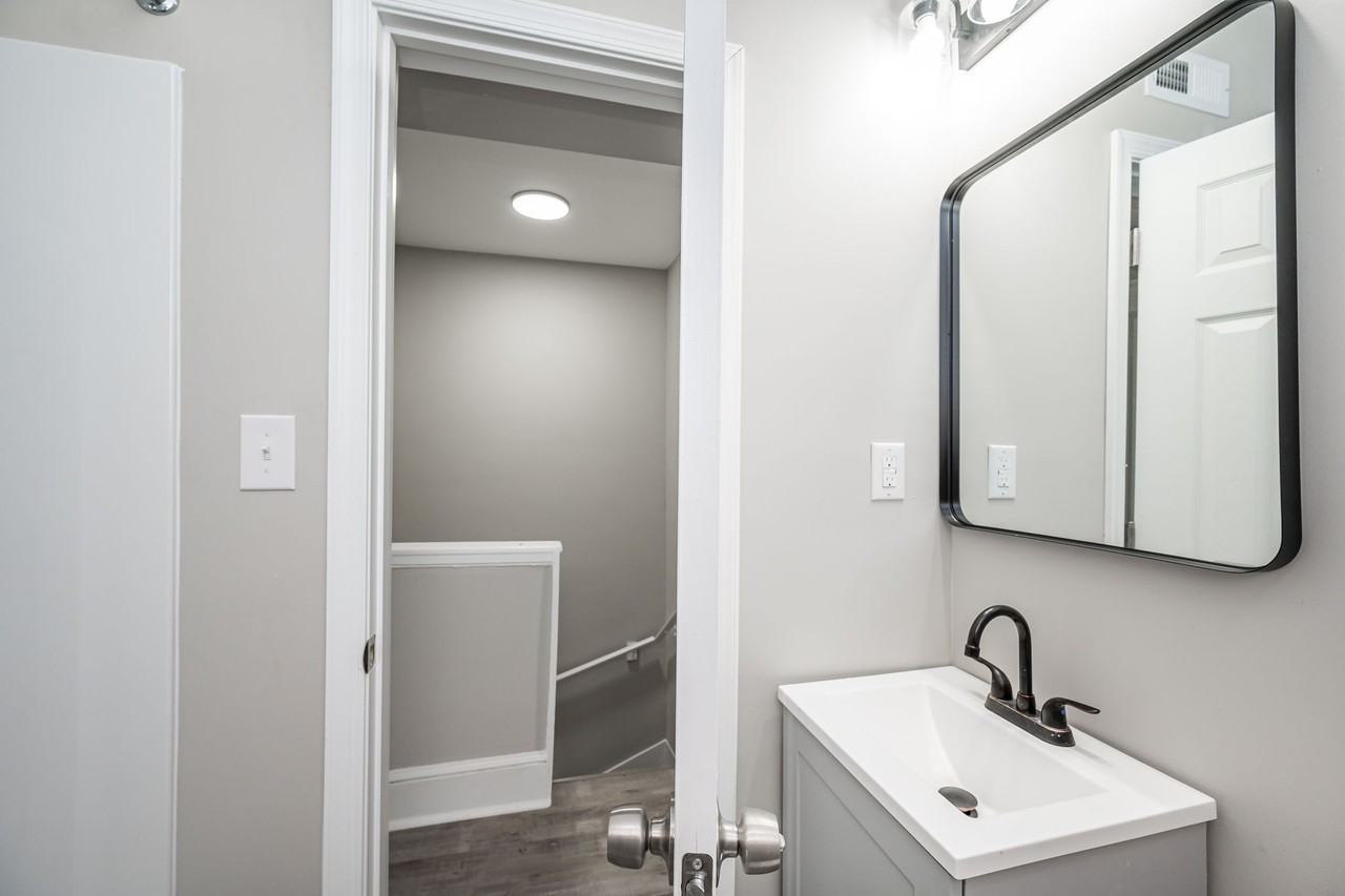 1019 Bank St #1 - Photo 7 of 19