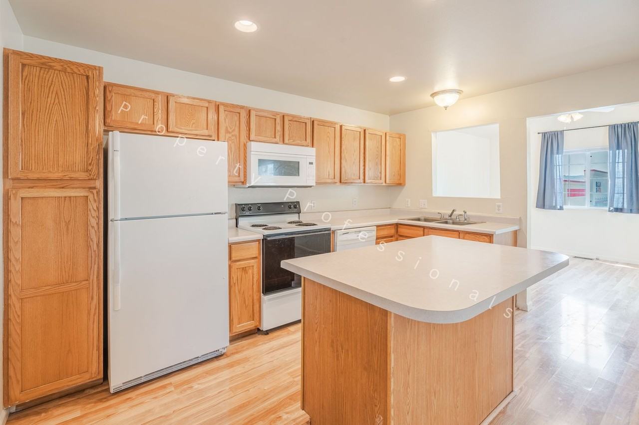 1015 Domelby Ct - Photo 5 of 17