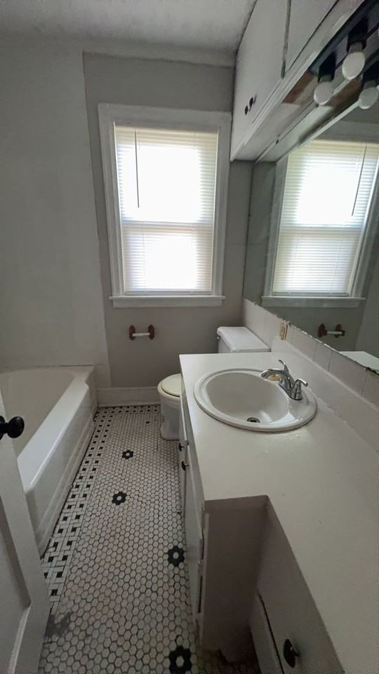 1901 Dellwood Ave - Photo 5 of 12