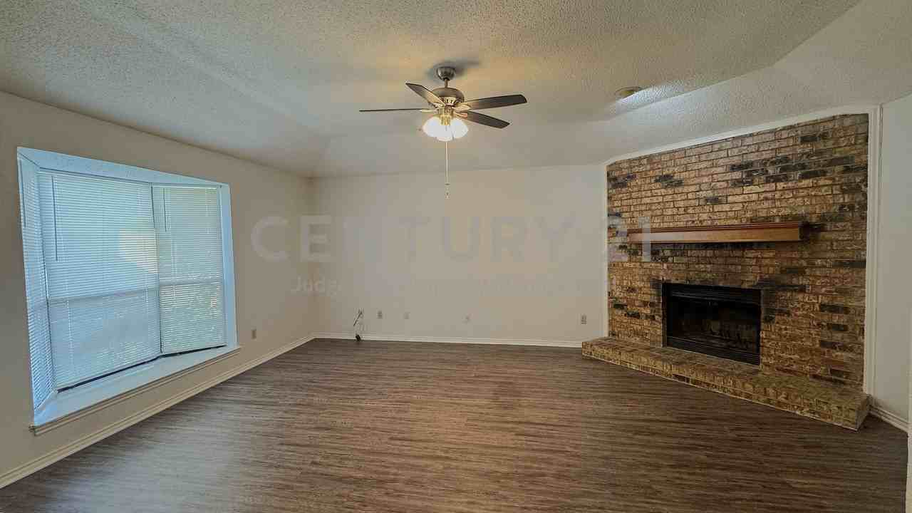 1122 Pyramid Dr - Photo 2 of 11