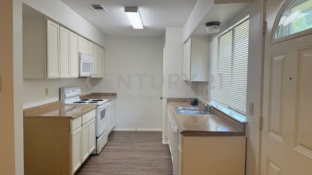 1122 Pyramid Dr - Photo 4 of 11