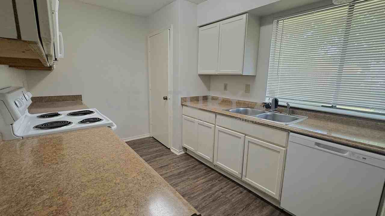 1122 Pyramid Dr - Photo 5 of 11