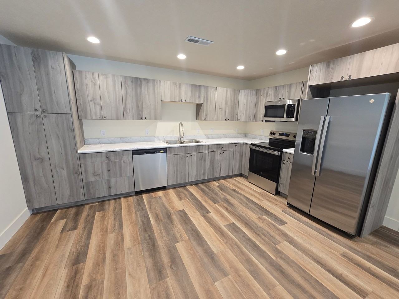 314 E 18th St - Photo 3 of 7
