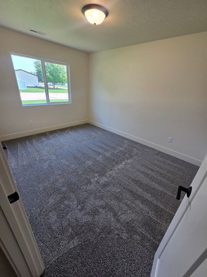 314 E 18th St - Photo 4 of 7