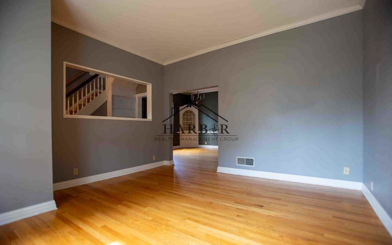 825 6th Ave Sw - Photo 3 of 20
