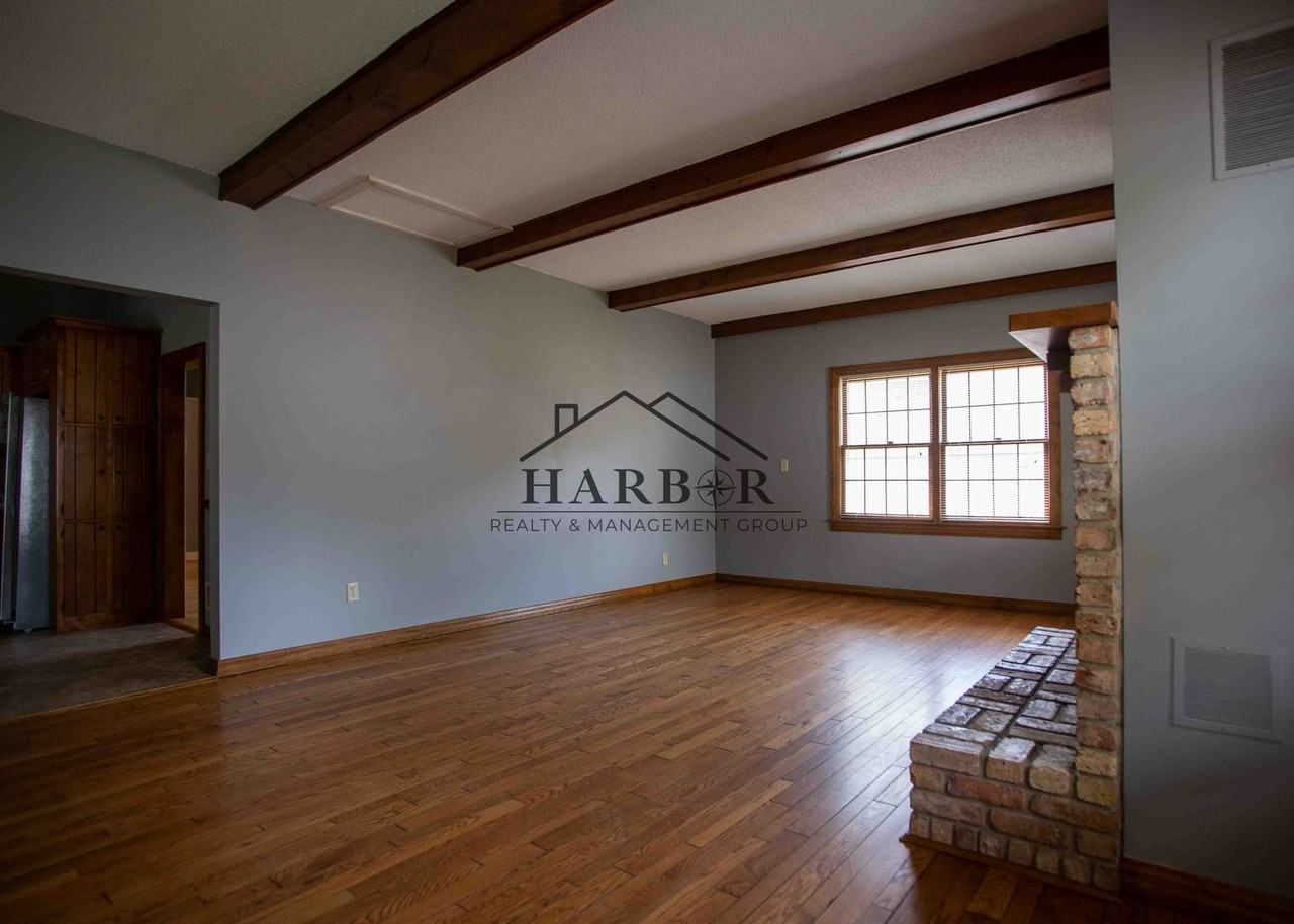 825 6th Ave Sw - Photo 4 of 20