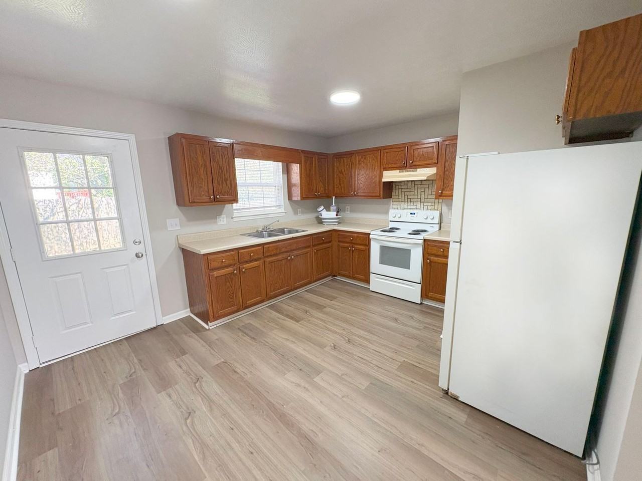 Now Leasing - Photo 6 of 7