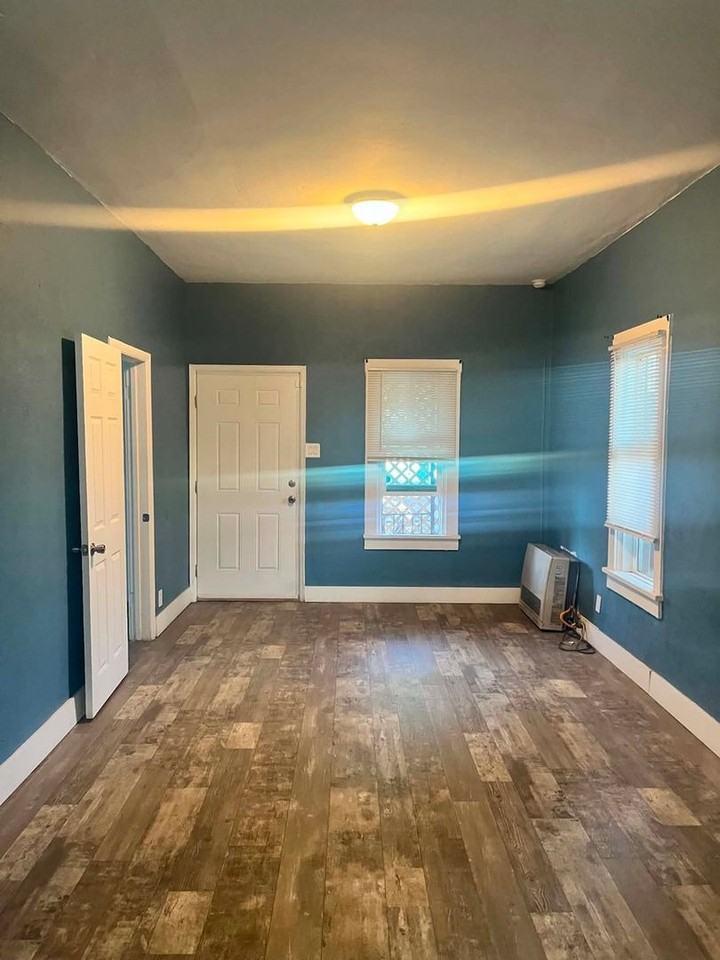 509 Division Ave - Photo 3 of 15