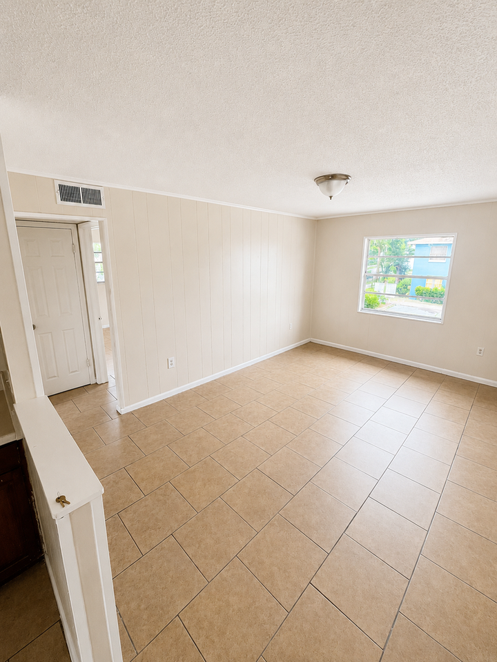 927 N Iowa Ave - Photo 3 of 6