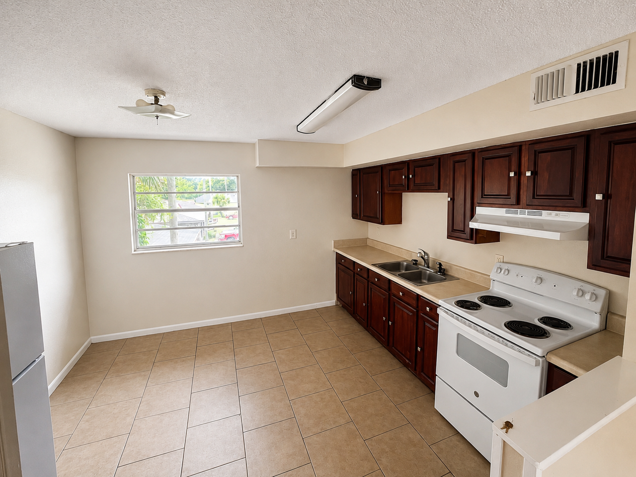 927 N Iowa Ave - Photo 4 of 6