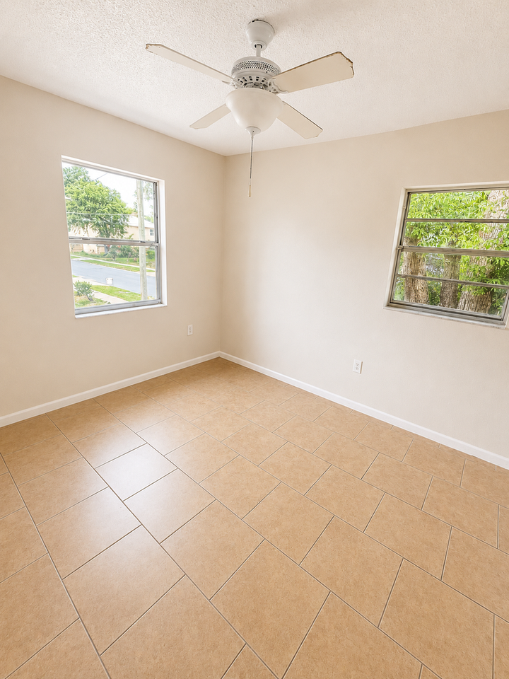927 N Iowa Ave - Photo 5 of 6