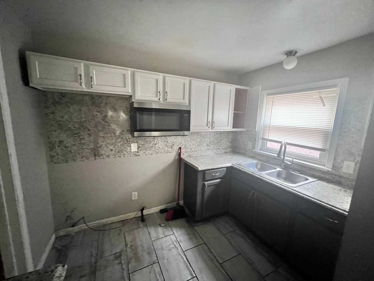 20261 Glastonbury Rd - Photo 4 of 15