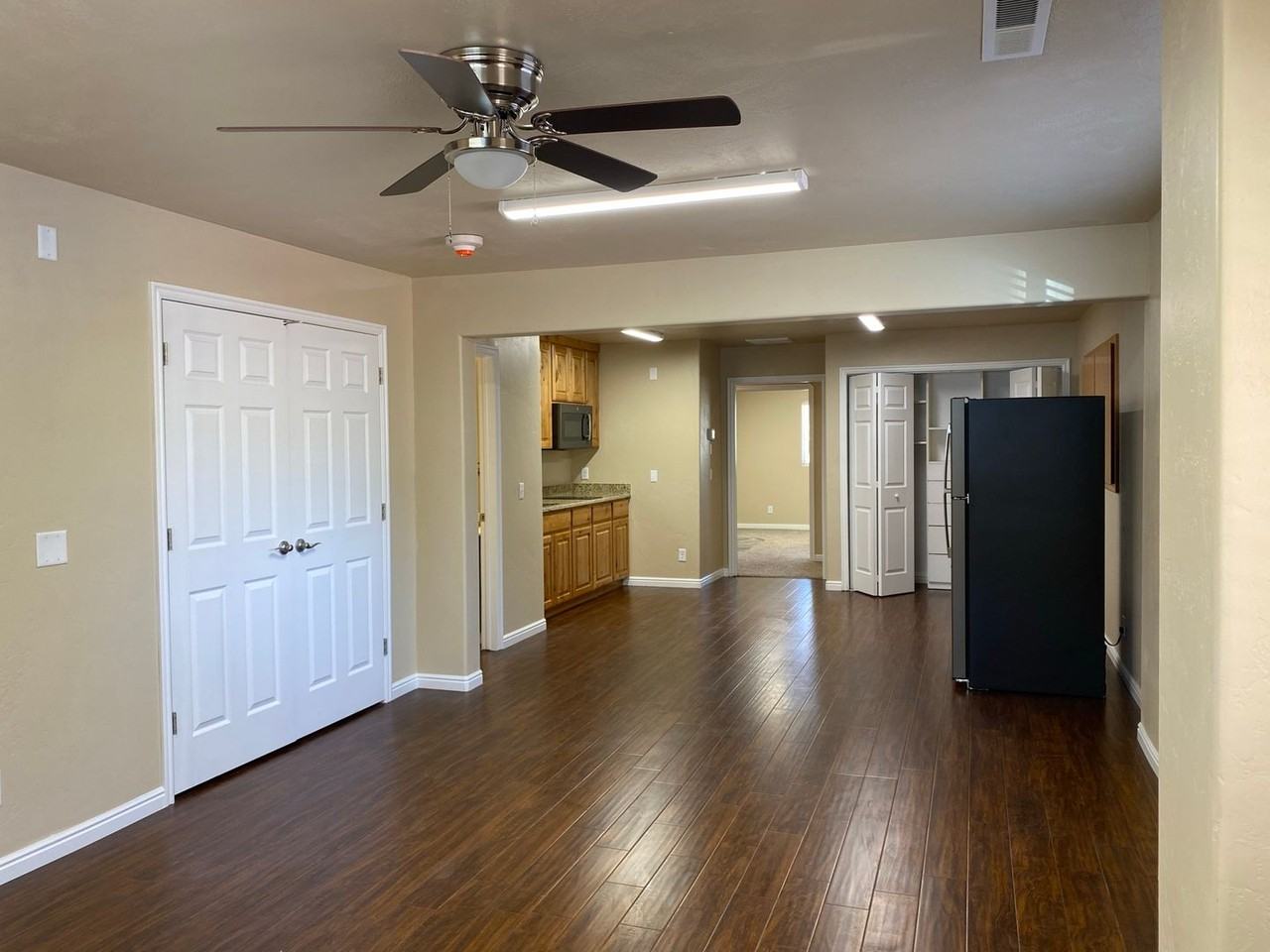 1045 N Canyon St - Photo 2 of 16