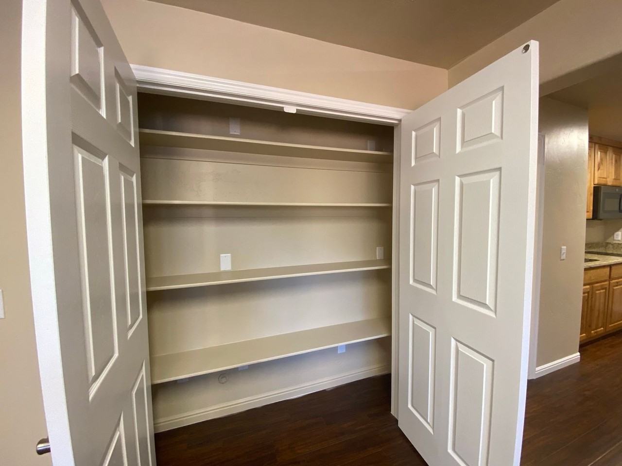 1045 N Canyon St - Photo 3 of 16