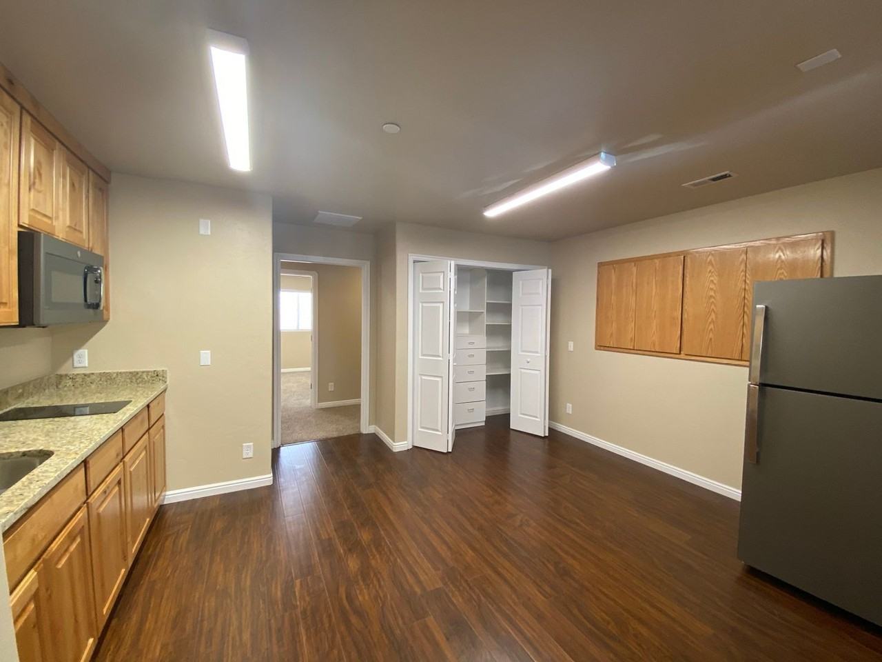 1045 N Canyon St - Photo 4 of 16