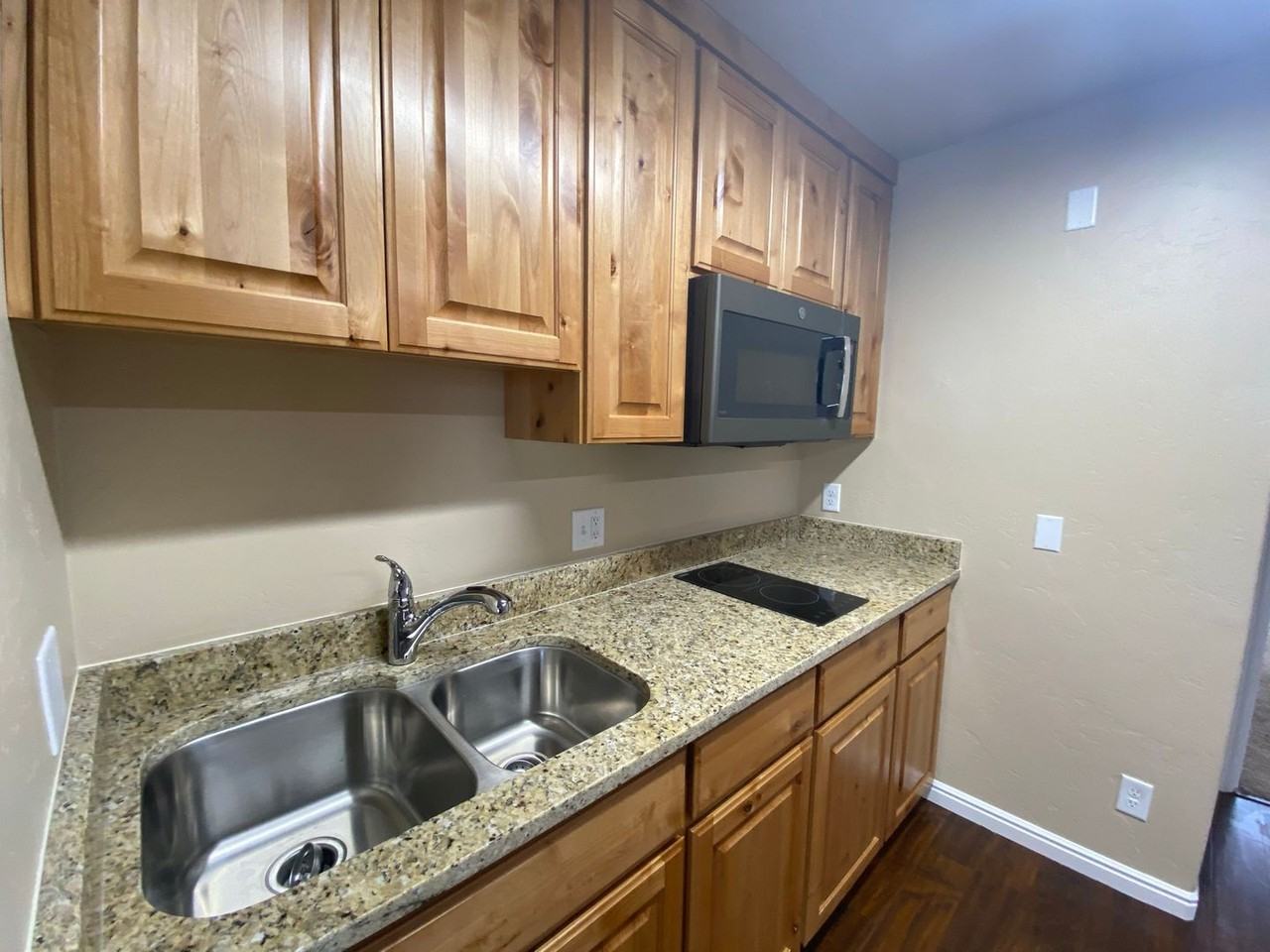 1045 N Canyon St - Photo 5 of 16