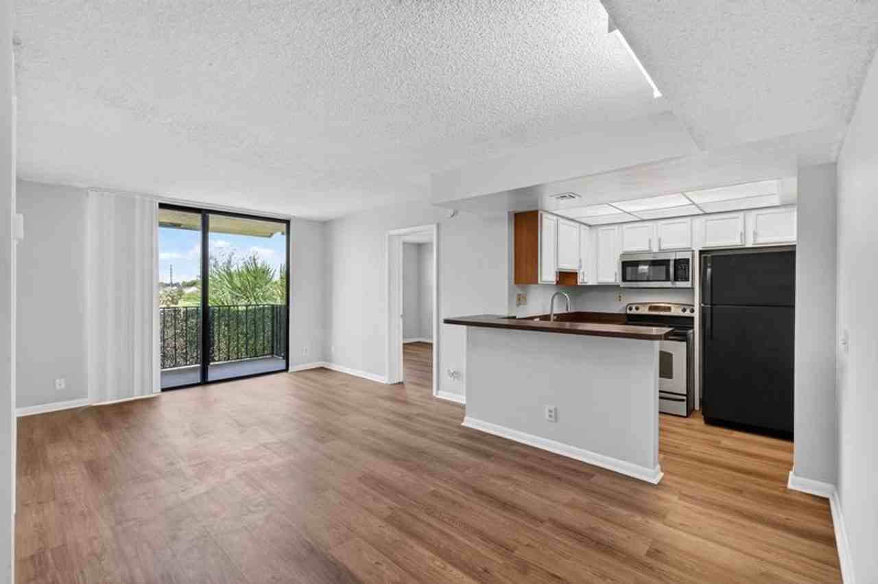 760 Executive Center Dr #32 - Photo 3 of 33