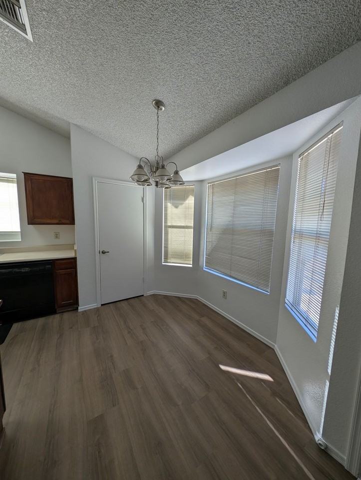 3644 W Elgin St - Photo 5 of 27