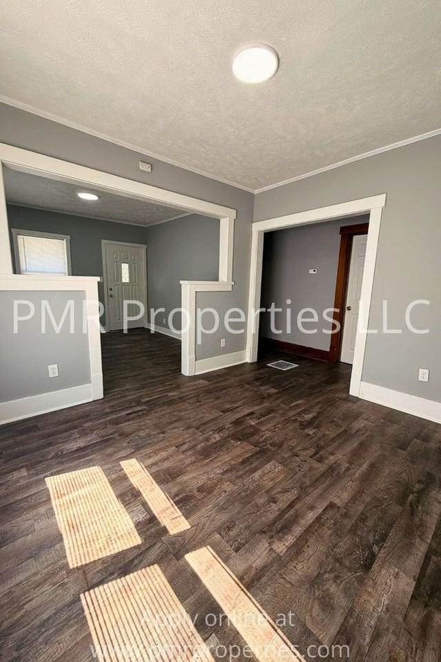 1032 8th Ave - Photo 2 of 10