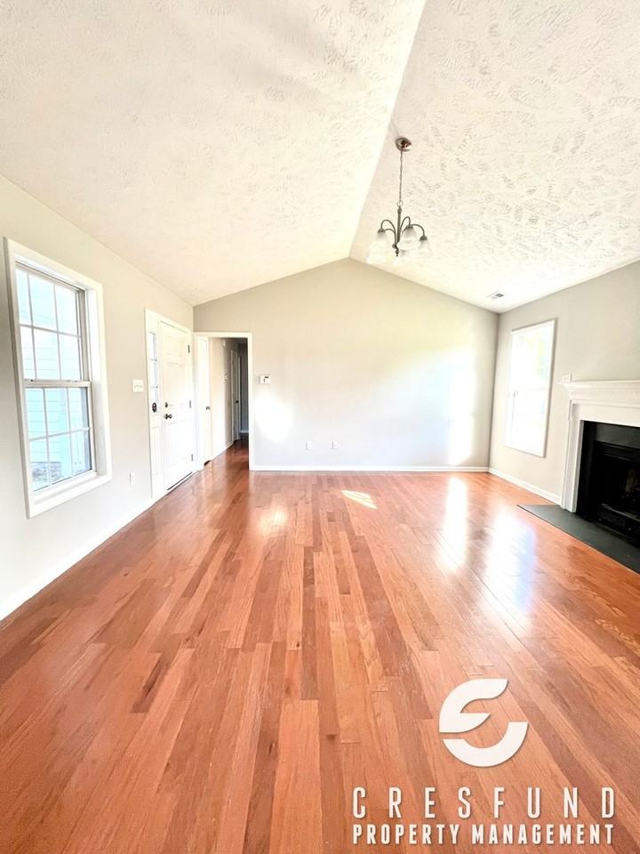 121 Raymond St - Photo 2 of 21