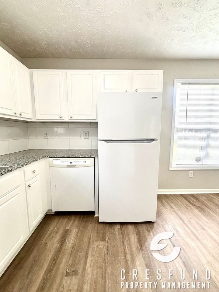 121 Raymond St - Photo 5 of 21