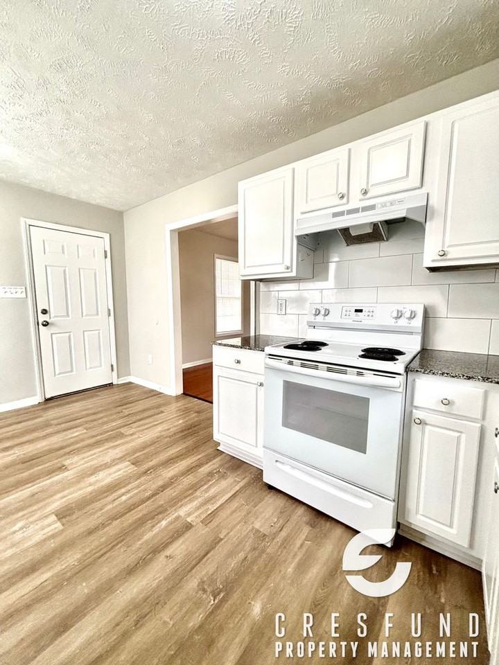 121 Raymond St - Photo 6 of 21