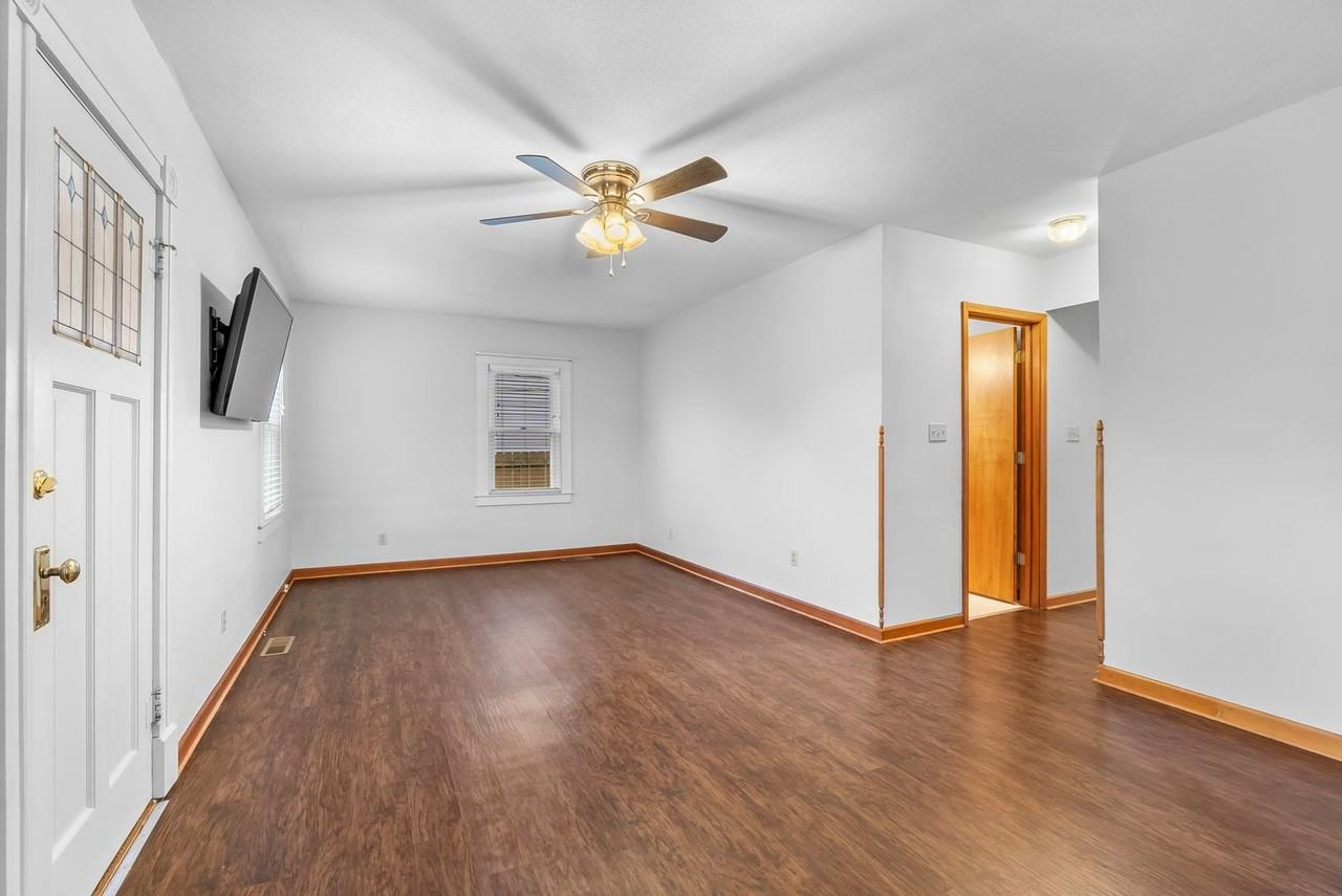 223 Daisy Ave - Photo 3 of 26