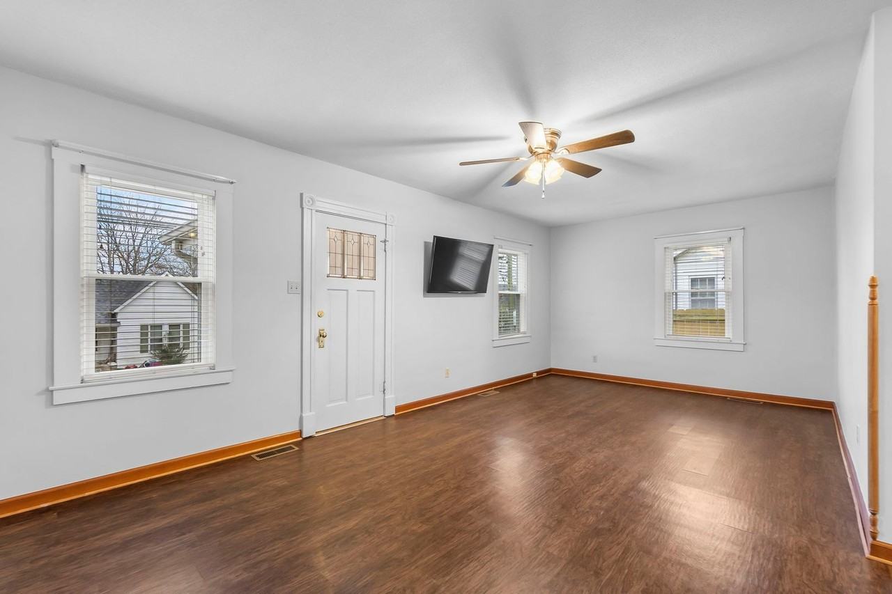 223 Daisy Ave - Photo 4 of 26