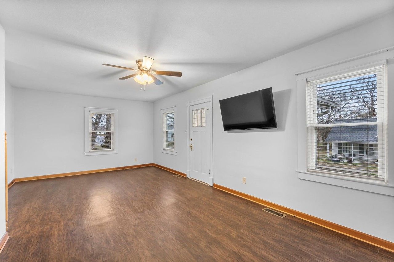 223 Daisy Ave - Photo 5 of 26