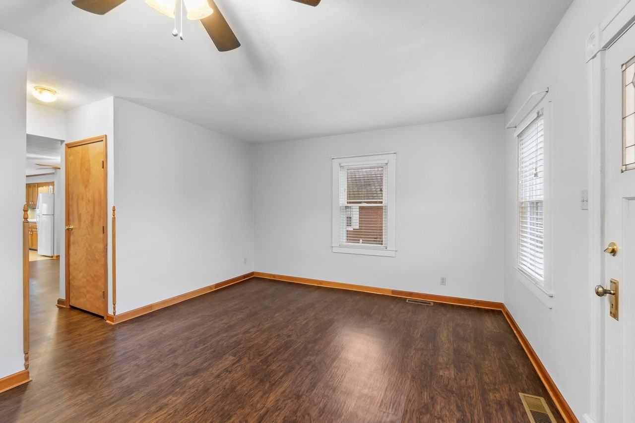 223 Daisy Ave - Photo 6 of 26