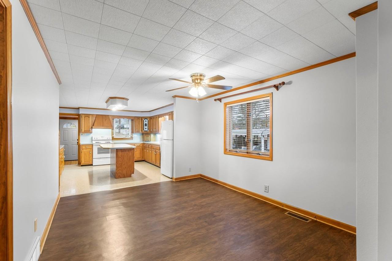 223 Daisy Ave - Photo 7 of 26