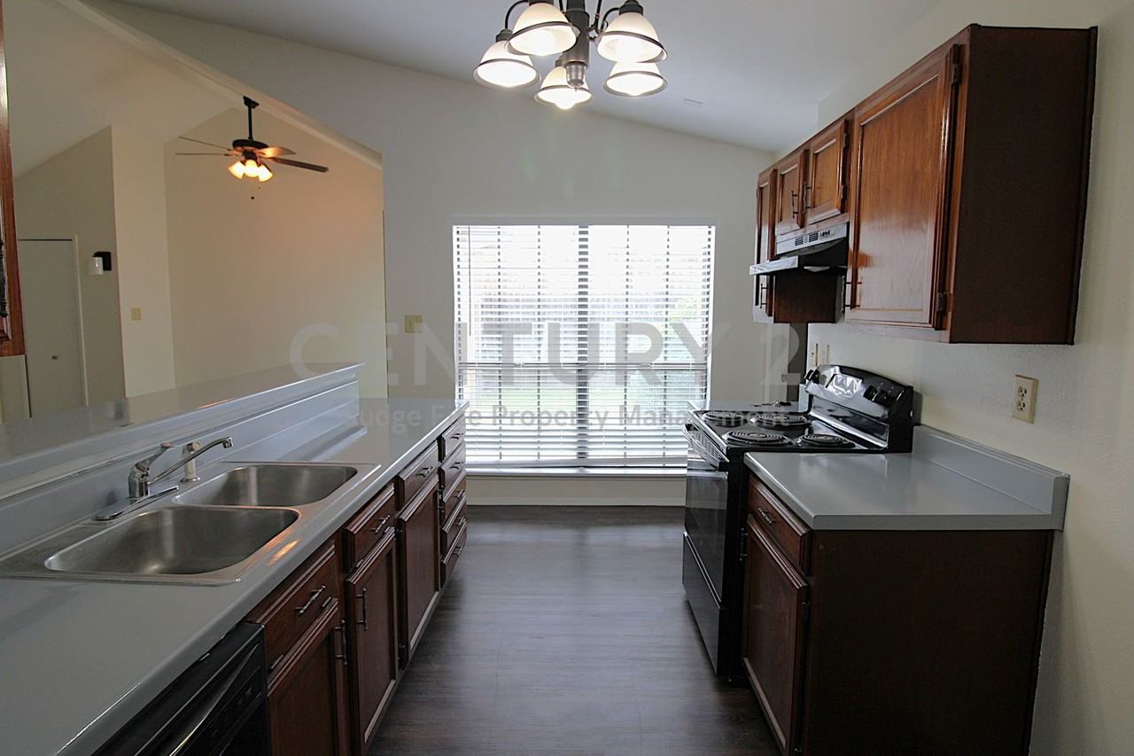 407 Pogue St - Photo 4 of 14