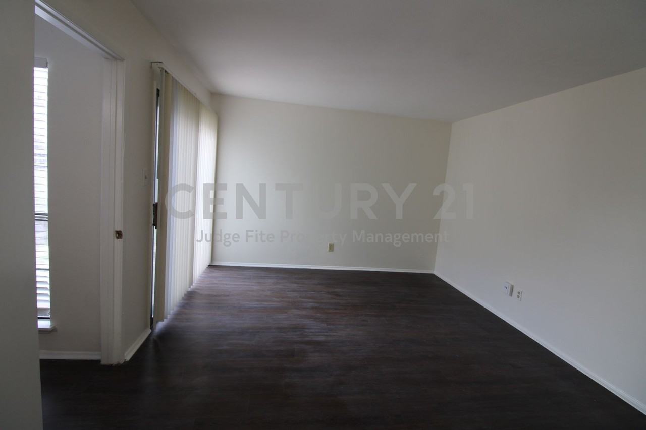 407 Pogue St - Photo 5 of 14