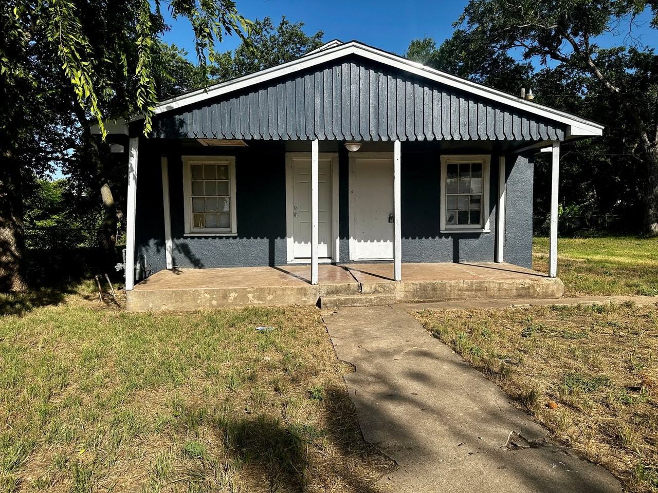1205 N Park St - Photo 3 of 15