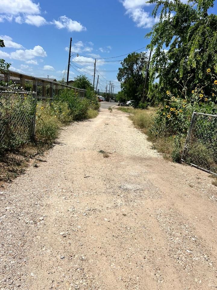 1205 N Park St - Photo 4 of 15