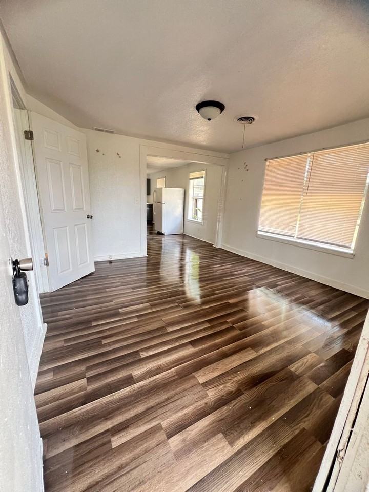 1205 N Park St - Photo 5 of 15