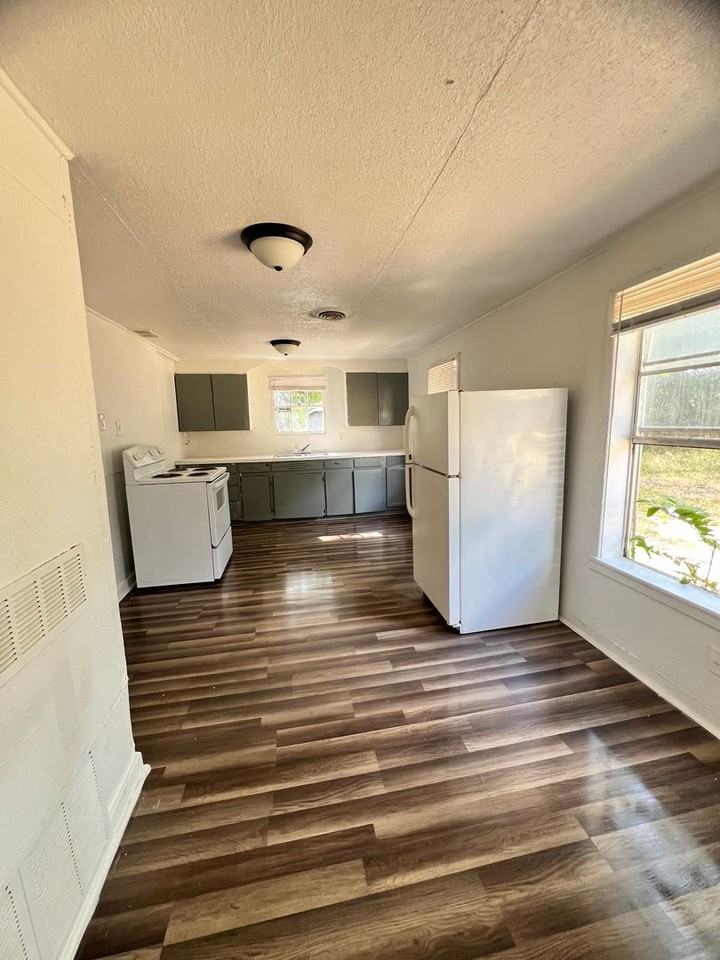 1205 N Park St - Photo 7 of 15