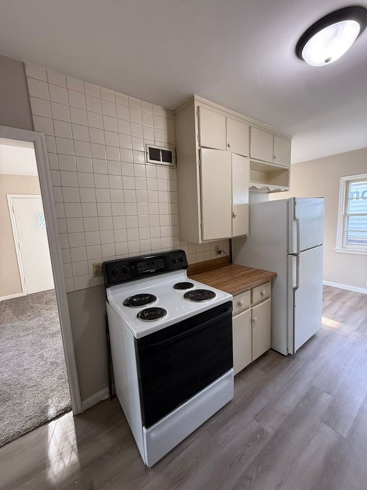 806 N 2nd St - Photo 3 of 11