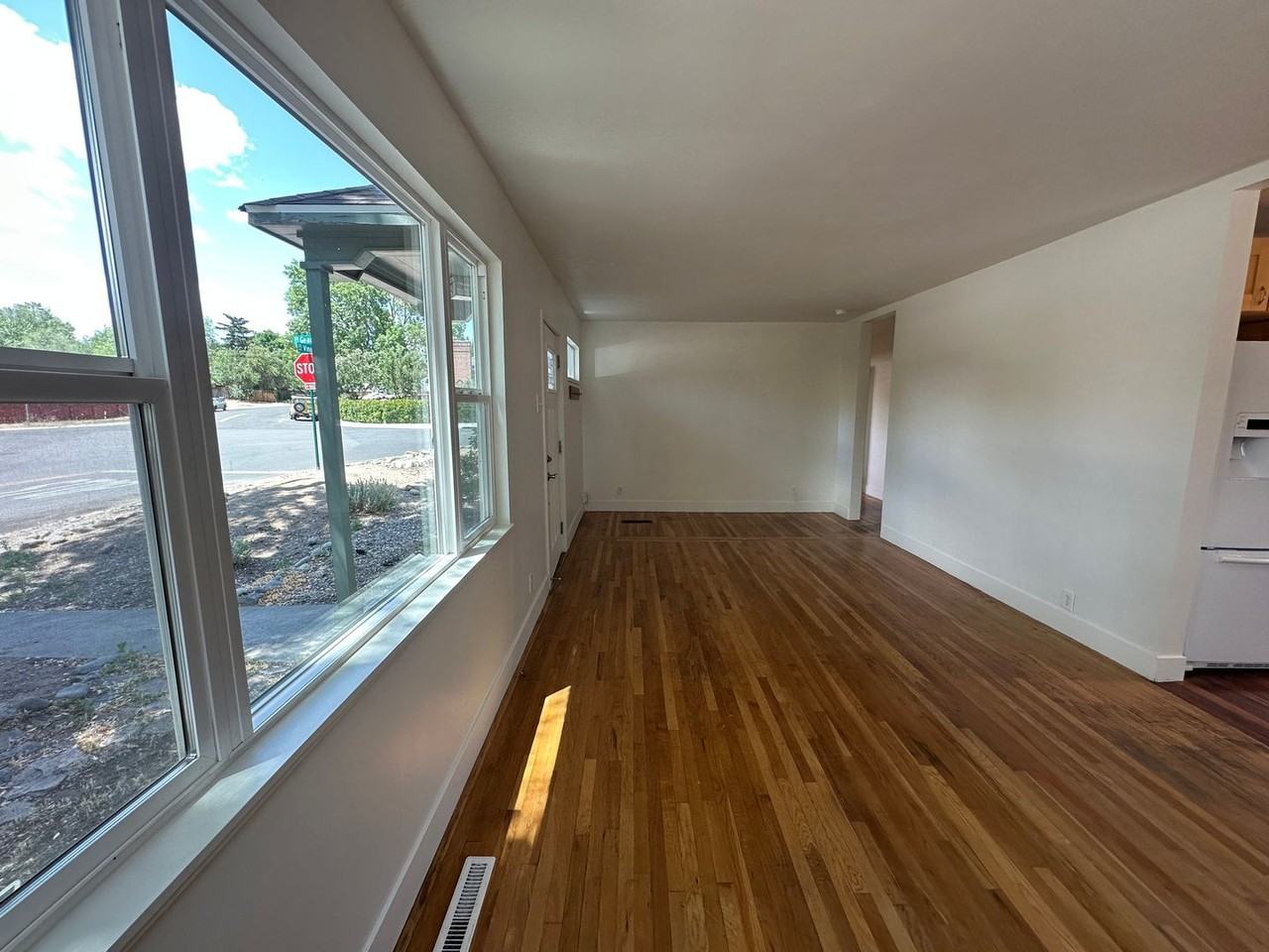 982 Vine St - Photo 2 of 16