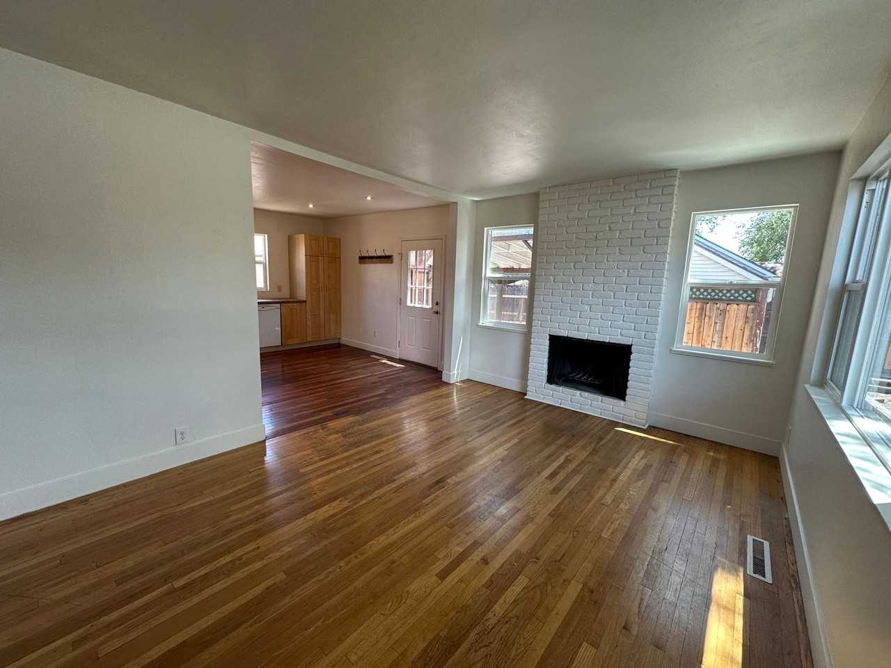 982 Vine St - Photo 4 of 16