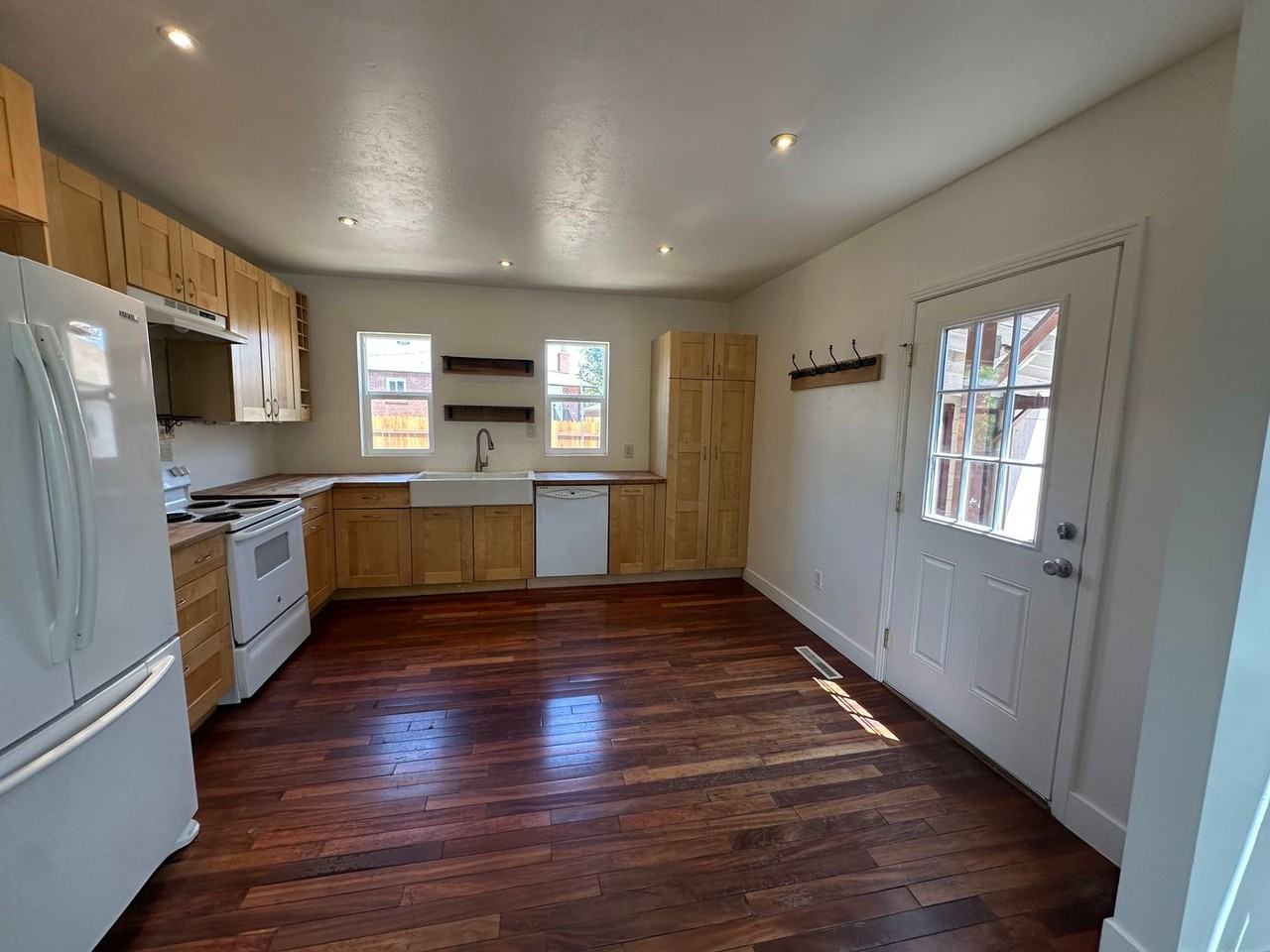 982 Vine St - Photo 5 of 16