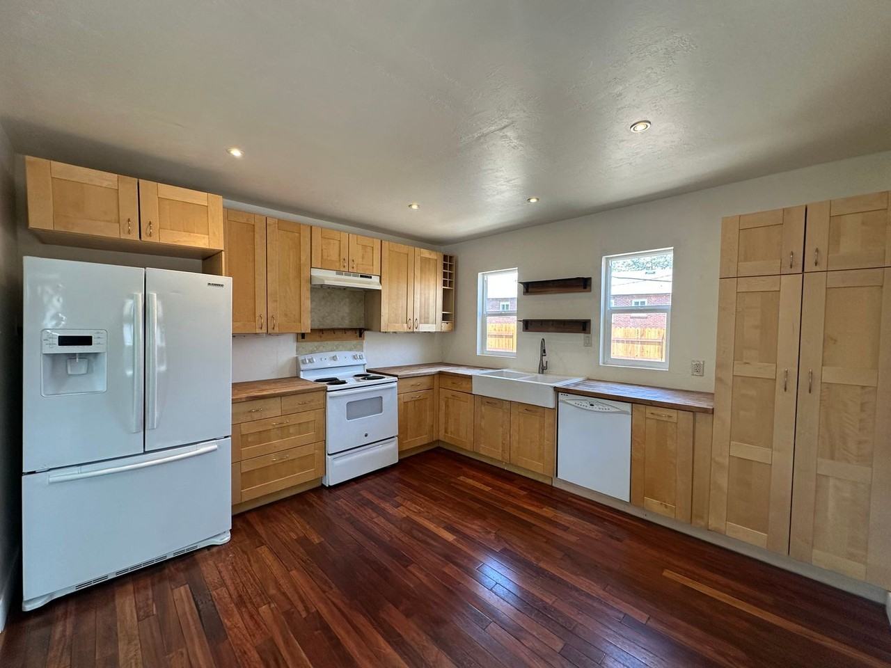 982 Vine St - Photo 6 of 16